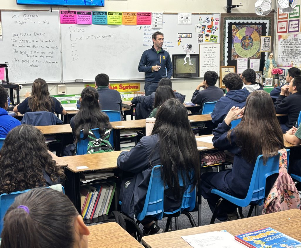 Un presentador de Right to Life dando una plática a un salón de estudiantes